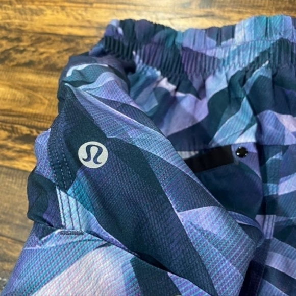 Lululemon Spring Break Away Short Pretty Prism Multi Size 4 - Picture 5 of 13
